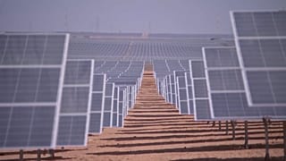 محطة بنبان لتوليد الكهرباء من الطاقة الشمسية في جنوب مصر