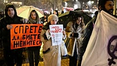 Un grupo de personas sostiene pancartas en las que se lee en búlgaro "Dejad de pegar a vuestras mujeres" y "Ni una más" durante una manifestación Sofía, capital de la nación "menos feliz" de la UE.