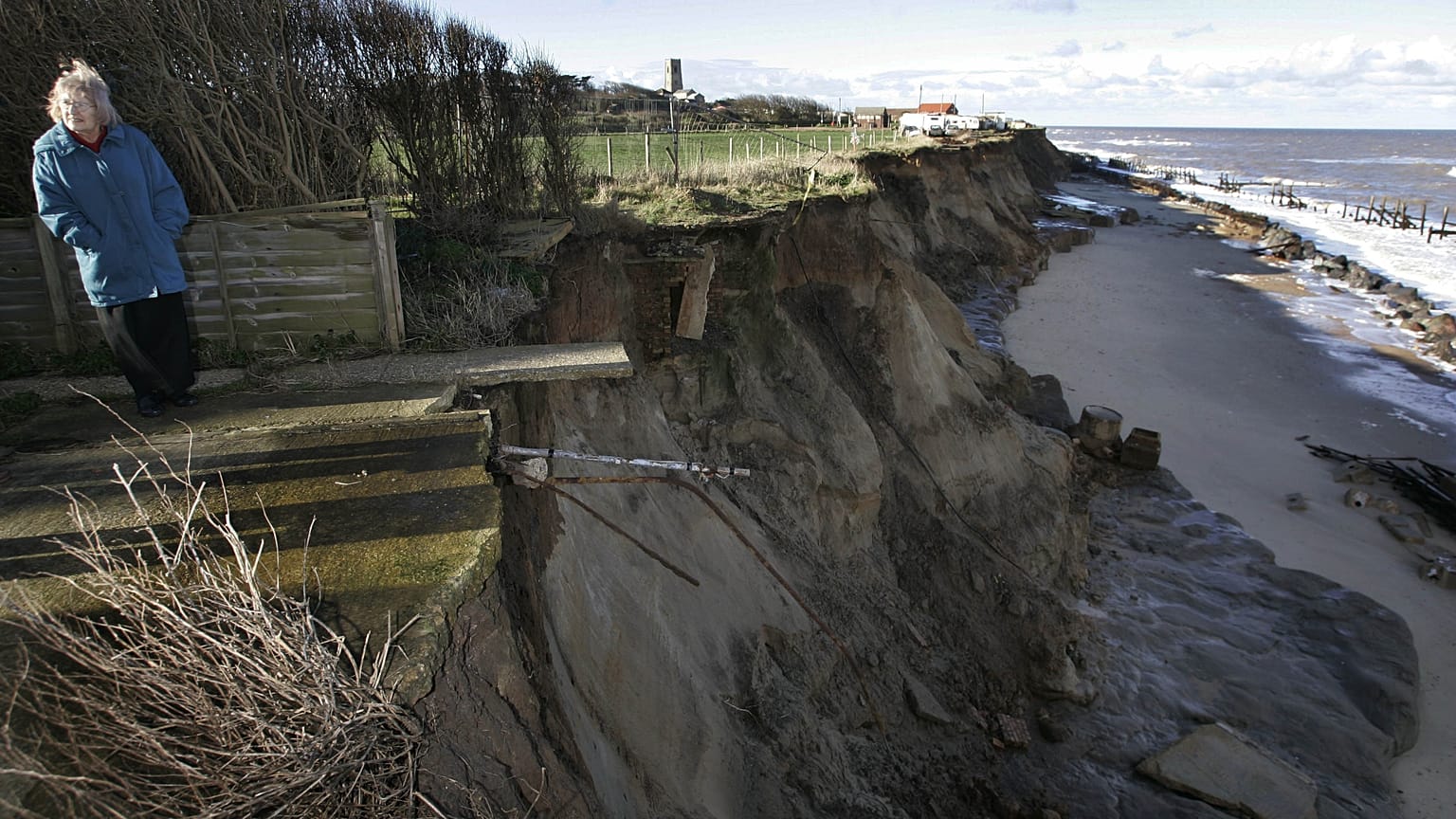A parti erózió nyomai a norfolki Happisburgh-ben