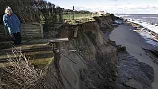A parti erózió nyomai a norfolki Happisburgh-ben