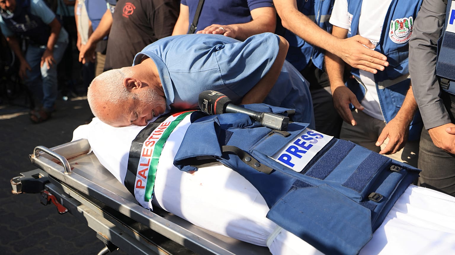 3 Kasım 2023'te Gazze Şeridi'nin güneyindeki Han Yunus'ta İsrail bombardımanında evleri vurularak öldürülen Filistinli TV muhabiri Muhammed Ebu Hatab'ın cenazesi