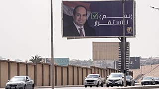 صورة عملاقة للرئيس المصري عبد الفتاح السيسي مرفوعة في القاهرة