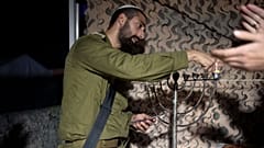جنود إسرائيليون من لواء جفعاتي يحتفلون بالليلة الأولى من عيد الحانوكا اليهودي