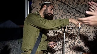 جنود إسرائيليون من لواء جفعاتي يحتفلون بالليلة الأولى من عيد الحانوكا اليهودي