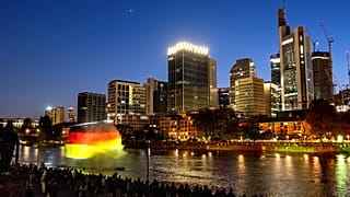 Almanya'nın Frankfurt kentinde Main nehrinin yanında bir Alman bayrağı. 18 Mayıs 2023\. 