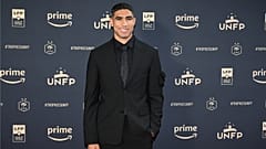  المدافع المغربي لباريس سان جيرمان أشرف حكيمي خلال النسخة 31 من حفل كأس الاتحاد الوطني ال��رنسي للاعبي كرة القدم المحترفين في باريس في 28 مايو 2023.