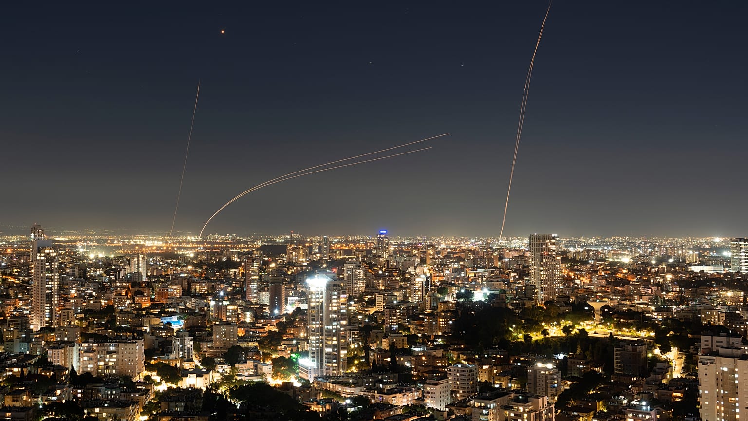 صواريخ القبة الحديدية تعترض صواريخ أطلقت من قبل حماس 