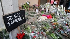 Virágok a Conflans-Sainte-Honorine-i iskola előtt Samuel Paty meggyilkolása után