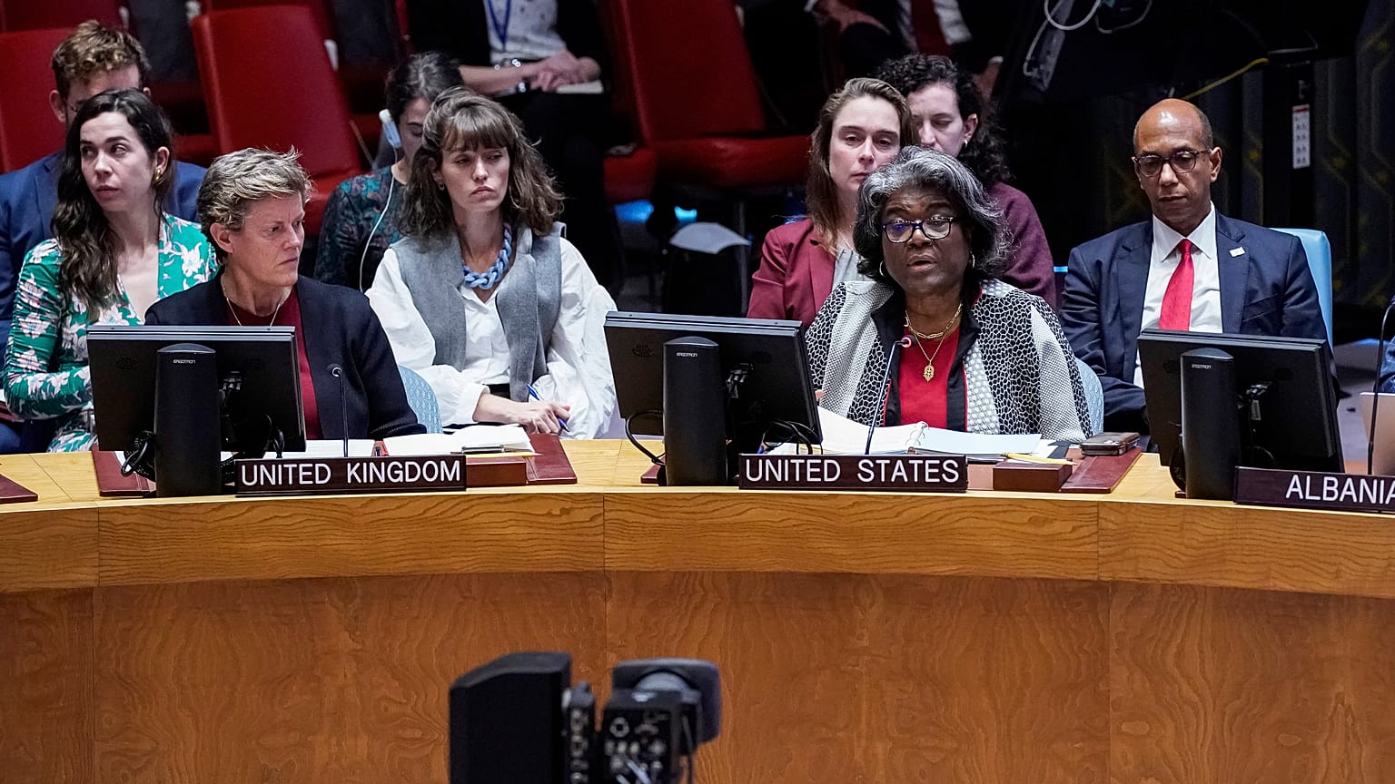 Linda Thomas-Greenfield, embaixadora dos EUA na ONU, na primeira fila à direita, dirige-se aos membros do Conselho de Segurança da ONU, a 30 de outubro.