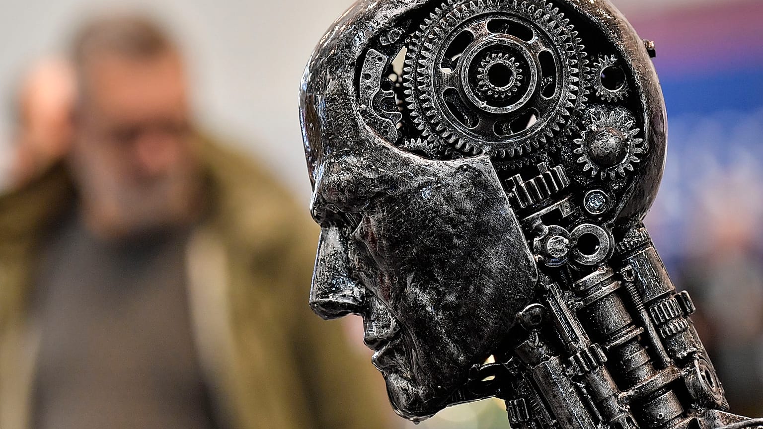 Una testa metallica composta di parti di motore simboleggia l'intelligenza artificiale all'Essen Motor Show in Germania (29 novembre 2019)