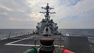 مدمرة الصواريخ الموجهة يو إس إس هيغنز (DDG 76) في مضيق تايوان