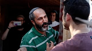 أرييه كينغ يتجادل مع عضو في منظمة السلام الآن خلال تظاهرة في القدس المحتلة.