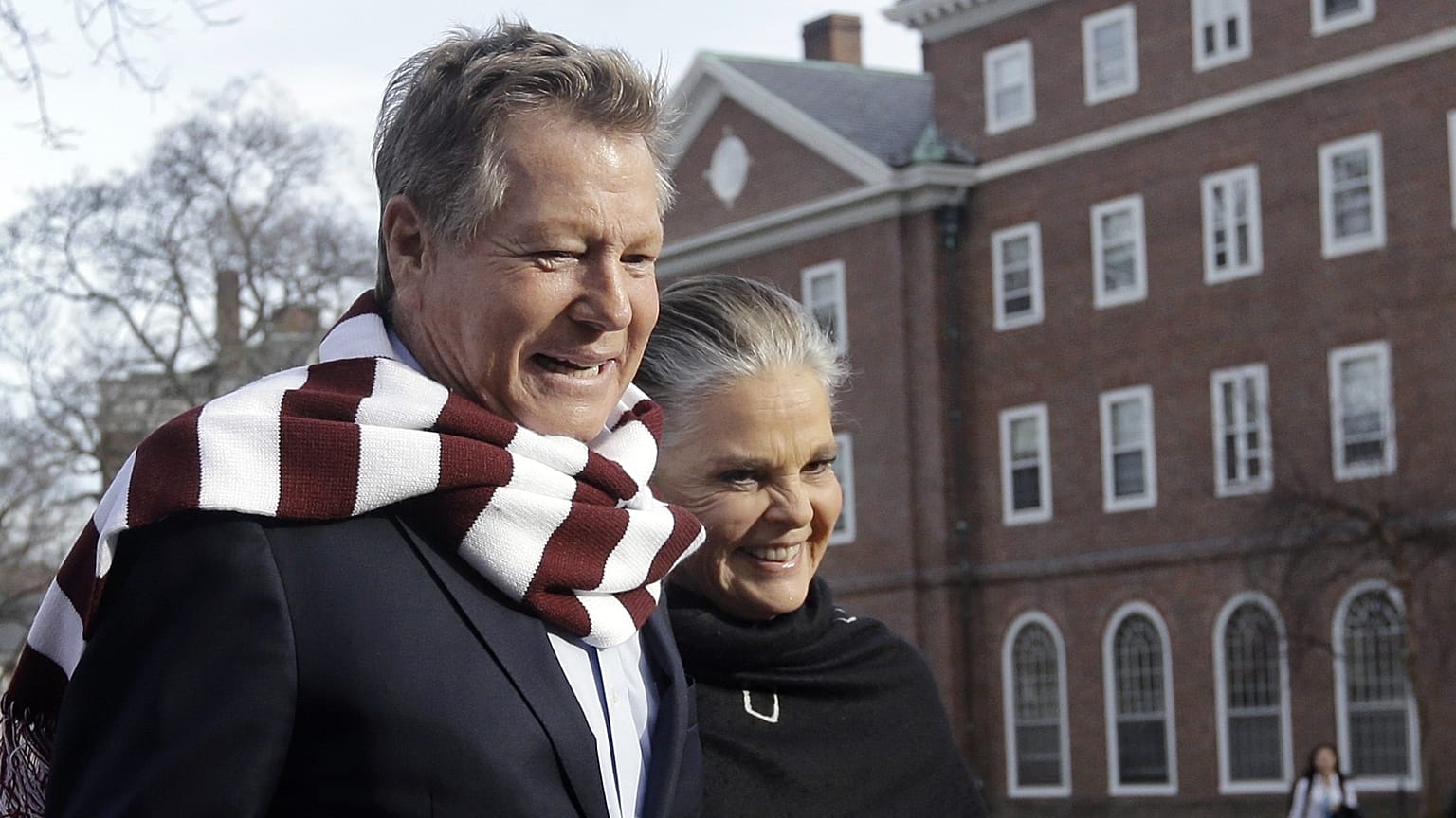 Os atores de "Love Story" - Ryan O'Neal, à esq., e Ali MacGraw - caminham no campus da Universidade de Harvard em Cambridge, Massachusetts, em fevereiro de 2016.