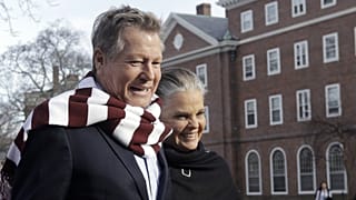 Os atores de "Love Story" - Ryan O'Neal, à esq., e Ali MacGraw - caminham no campus da Universidade de Harvard em Cambridge, Massachusetts, em fevereiro de 2016.