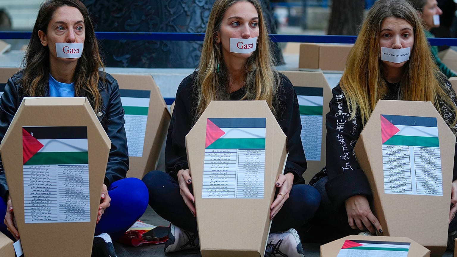 متظاهرات أمام السفارة الفرنسية في بيروت، لبنان