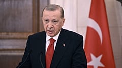 الرئيس التركي رجب طيب أردوغان يتحدث للصحافة بعد اجتماع مع رئيس الوزراء اليوناني خلال زيارة رسمية لليونان في أثينا في 7 دجنبر 2023.