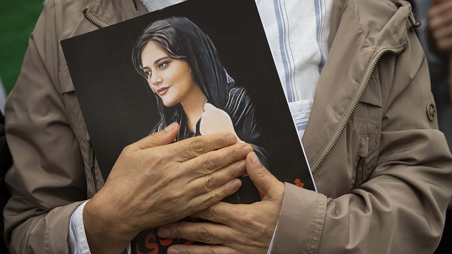 Mahsa Amini portréja egy iráni rendszerellenes tüntetésen