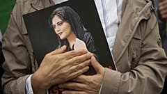 Mahsa Amini portréja egy iráni rendszerellenes tüntetésen