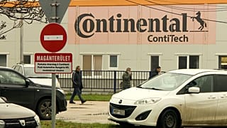 Немецкий завод в Венгрии объявил об увольнении по меньшей мере 50 сотрудников. Их заменят мигранты из Индонезии на временных контрактах.