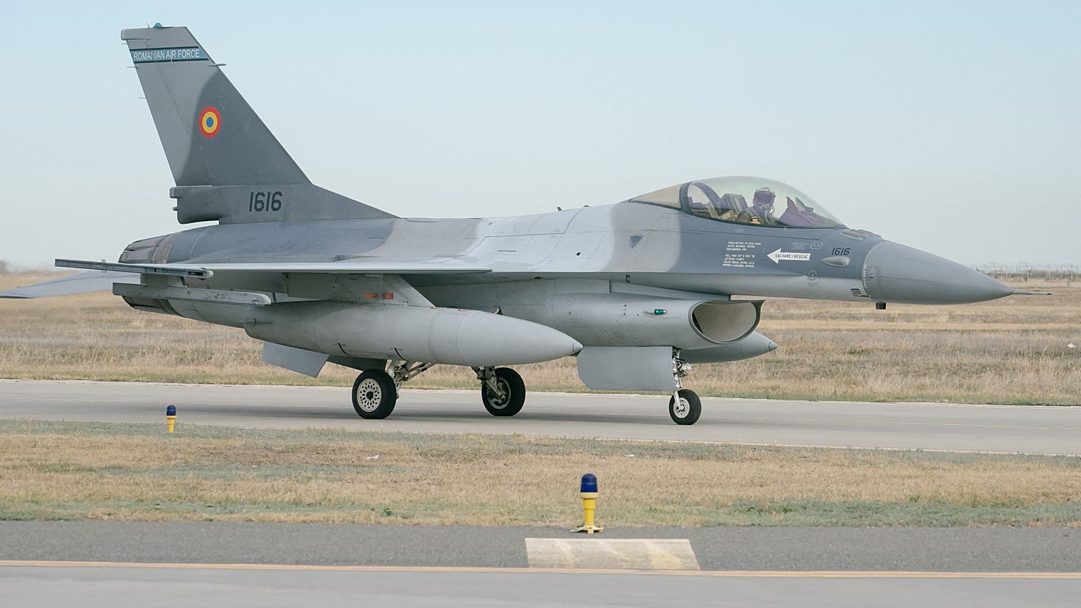 Истребитель F-16 Fighting Falcon на 86-й румынской военной авиабазе в Фетешти, 13 ноября 2023 года.