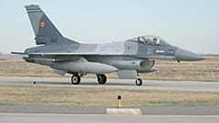 Истребитель F-16 Fighting Falcon на 86-й румынской военной авиабазе в Фетешти, 13 ноября 2023 года.