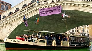 Velencében az "Extinction Rebellion" csoport a Canal Grande vizét festette be a "COP28 kudarca" elleni tiltakozásul.