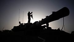 Israelischer Soldat auf Panzer im Bereitstellungsraum in Südisrael, 26. November 2023