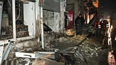 Los trabajadores limpian los escombros después de un bombardeo del Ejército sirio en Idlib el 9 de diciembre de 2023. Cinco civiles murieron y más de 20 resultaron heridos.