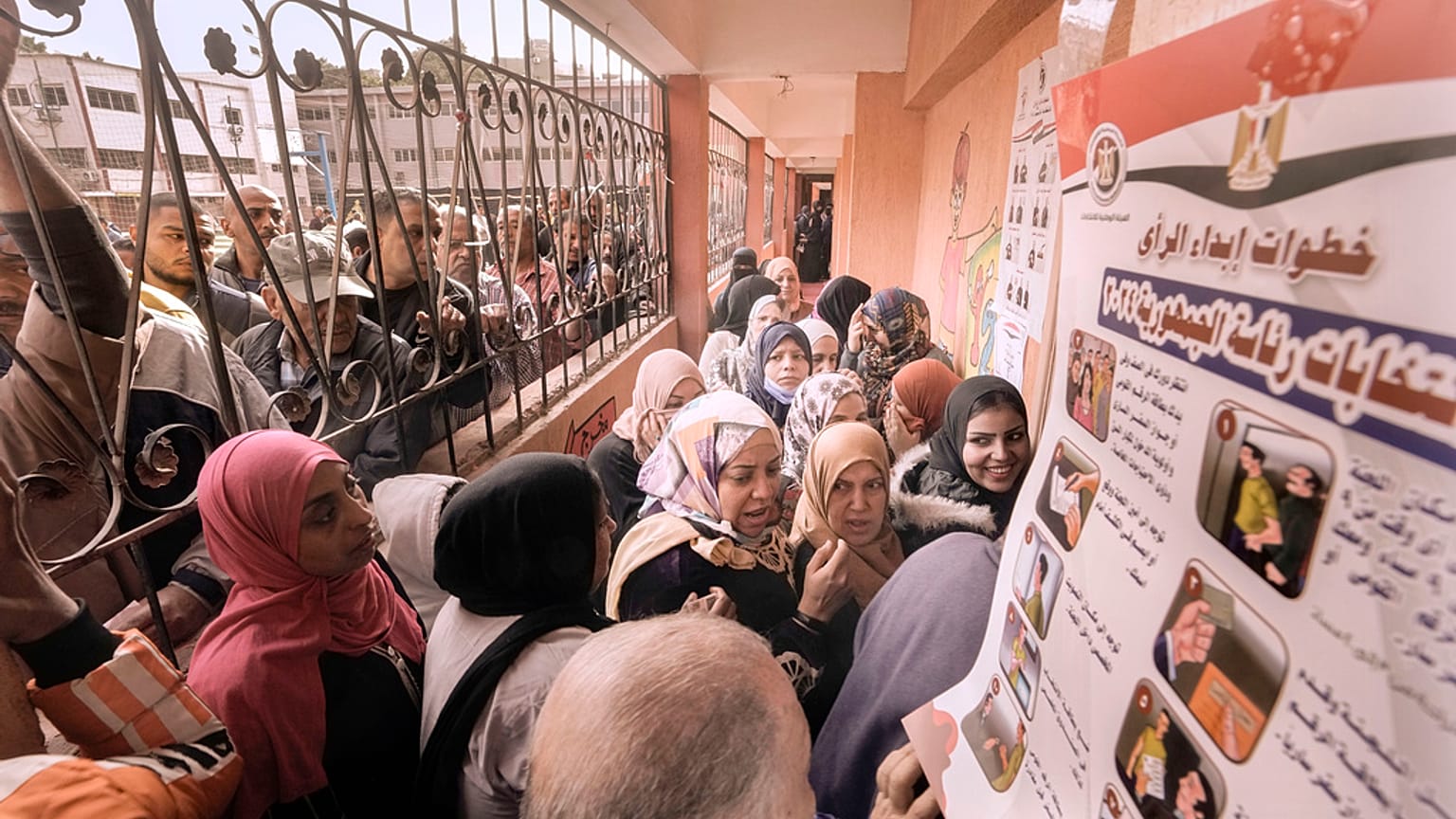 Un grupo de personas en un colegio electoral en Egipto.