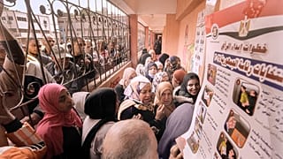 Un grupo de personas en un colegio electoral en Egipto.