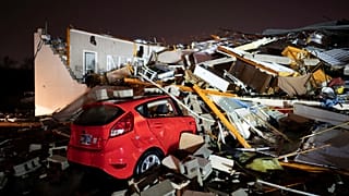Destroços provocados pela passagem de um tornado por Hendersonville