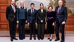 Von links: Norwegens Kronprinz Haakon, Kronprinzessin Mette-Marit, Ali und Kiana Rahmani, Kinder iranischen Aktivistin Narges Mohammadi, Königin Sonja und König Harald