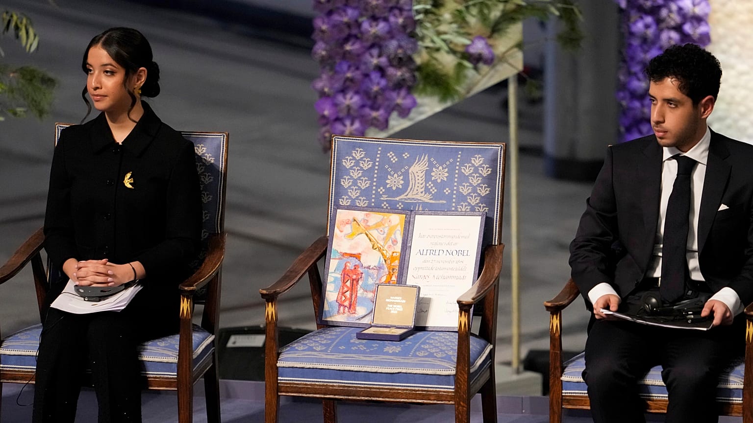 Kiana e o irmão Ali Rahmani ladeiam a cadeira que deveria ser da mãe, Nargel, a Nobel da Paz