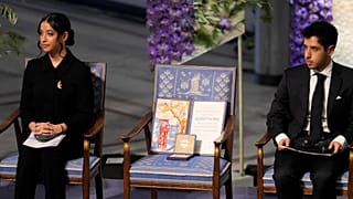 Kiana e o irmão Ali Rahmani ladeiam a cadeira que deveria ser da mãe, Nargel, a Nobel da Paz