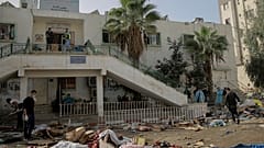 فلسطينيون يتفقدون الأضرار الناجمة عن القصف الإسرائيلي عل مستشفى الشفاء في مدينة غزة. 26.11.23  