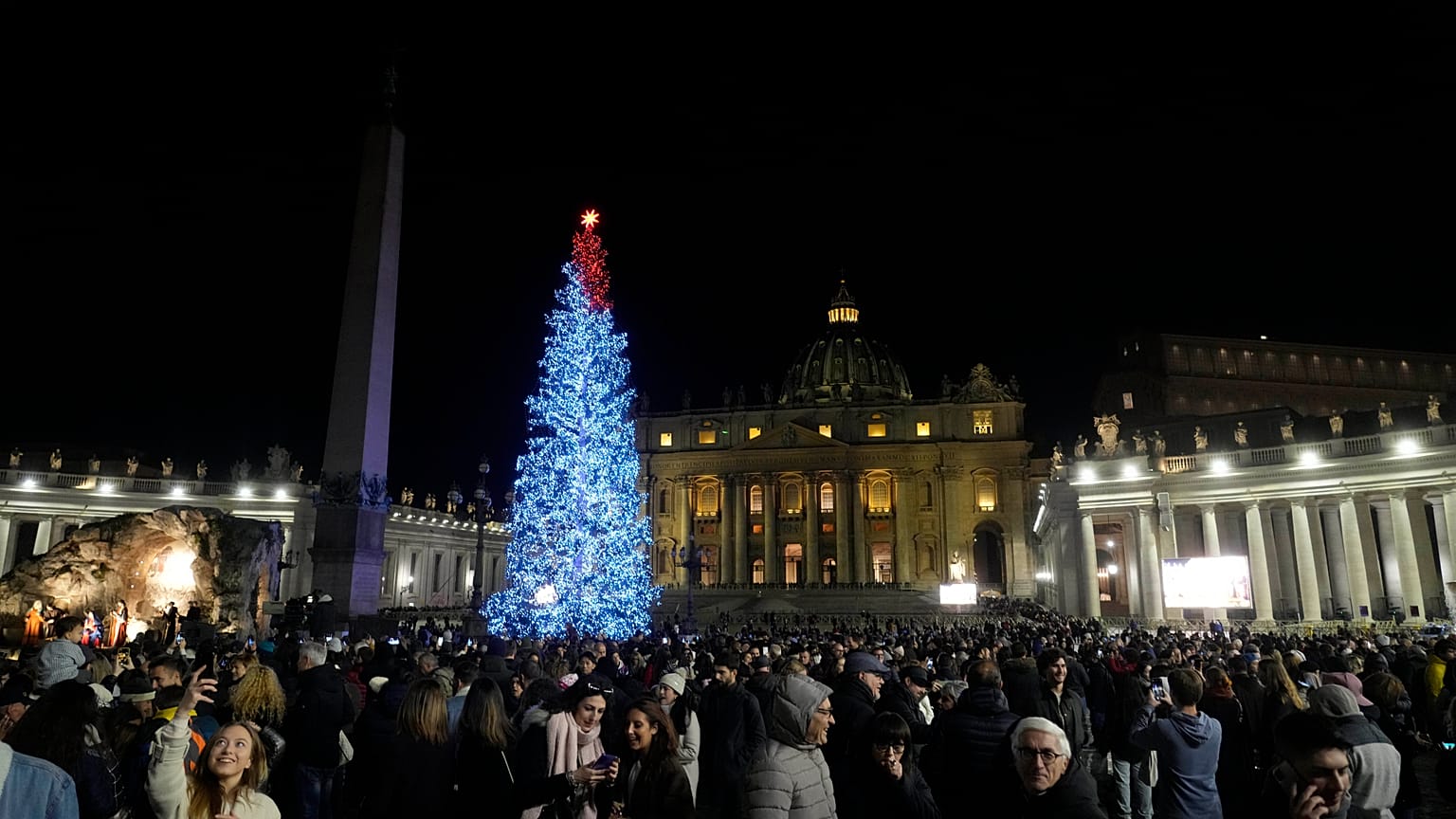 Le sapin de Noël du Vatican illuminé place Saint-Pierre, samedi 9 décembre 2023.