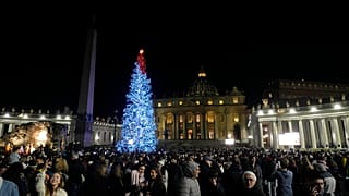 Le sapin de Noël du Vatican illuminé place Saint-Pierre, samedi 9 décembre 2023.