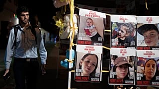 Αφίσες Ισραηλινών παιδιών στα χέρια της Χαμάς