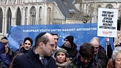 Demonstranten halten Schilder, während sie bei einer Antisemitismus-Kundgebung in Brüssel am Sonntag, den 10. Dezember 2023, demonstrieren.