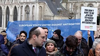 Demonstranten halten Schilder, während sie bei einer Antisemitismus-Kundgebung in Brüssel am Sonntag, den 10. Dezember 2023, demonstrieren.