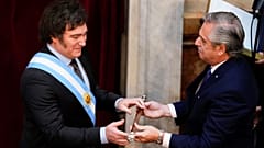 Javier Milei avec le président sortant Alberto Fernandez à Buenos Aires, Argentine, dimanche 10 décembre 2023.
