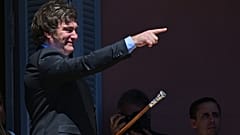 Новый президент Аргентины Хавьер Милей на балконе своей резиденции Каса Росада.