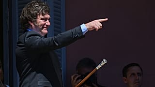 Новый президент Аргентины Хавьер Милей на балконе своей резиденции Каса Росада.