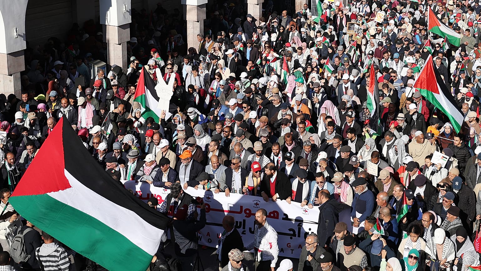 مغاربة يلوحون بالأعلام الفلسطينية خلال احتجاج في الرباط في 10 ديسمبر 2023 تضامنا مع الفلسطينيين وسط القصف الإسرائيلي المستمر على قطاع غزة