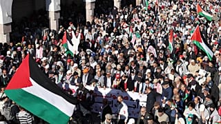 مغاربة يلوحون بالأعلام الفلسطينية خلال احتجاج في الرباط في 10 ديسمبر 2023 تضامنا مع الفلسطينيين وسط القصف الإسرائيلي المستمر على قطاع غزة