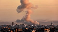 На фотографии, сделанной из Рафаха, виден дым над Хан-Юнисом, 10 декабря 2023 года.