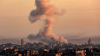 На фотографии, сделанной из Рафаха, виден дым над Хан-Юнисом, 10 декабря 2023 года.