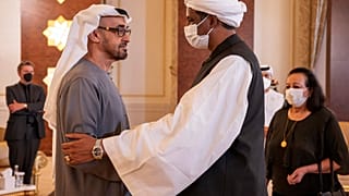 رئيس الإمارات محمد بن زايد والجنرال السوداني محمد حمدان دقلو "حميدتي"