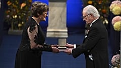 Karikó Katalin átveszi a díjat a svéd királytól