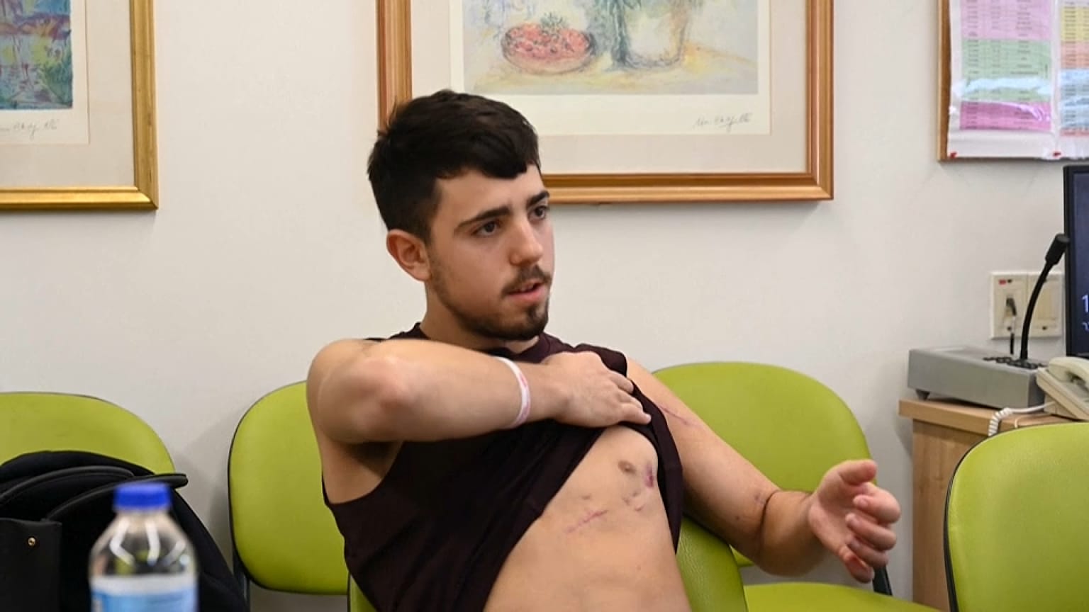 مناحيم، جندي إسرائيلي أصيب في معركة بالأسلحة النارية في كيبوتس كيسوفيم يوم 7 أكتوبر 2023